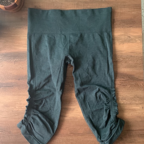 Lululemon in the Flow Crop II Fuel Green 8 - Picture 2 of 5